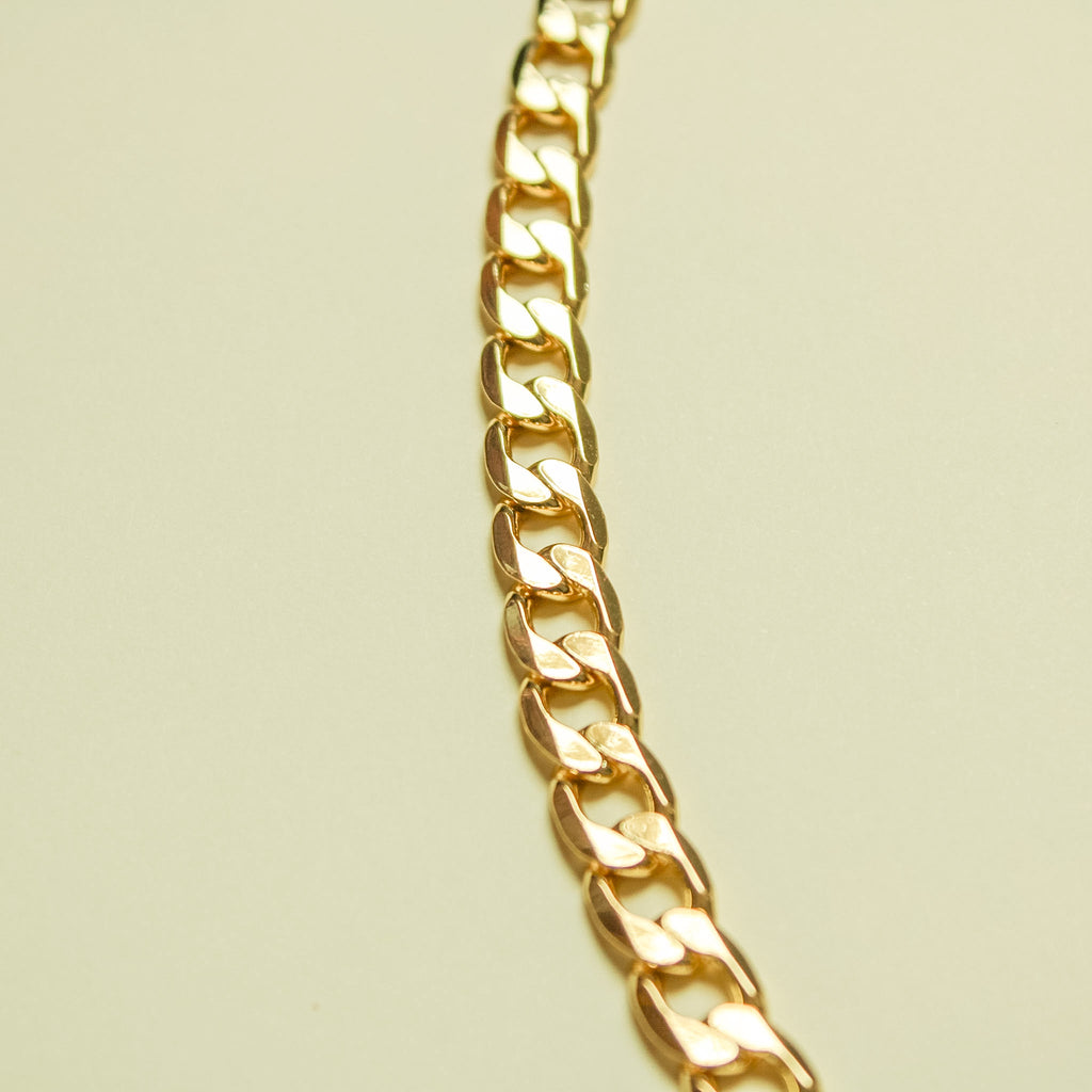 Chunky Cuban Link Chain Necklace 14K Gold — chain link angled close-up