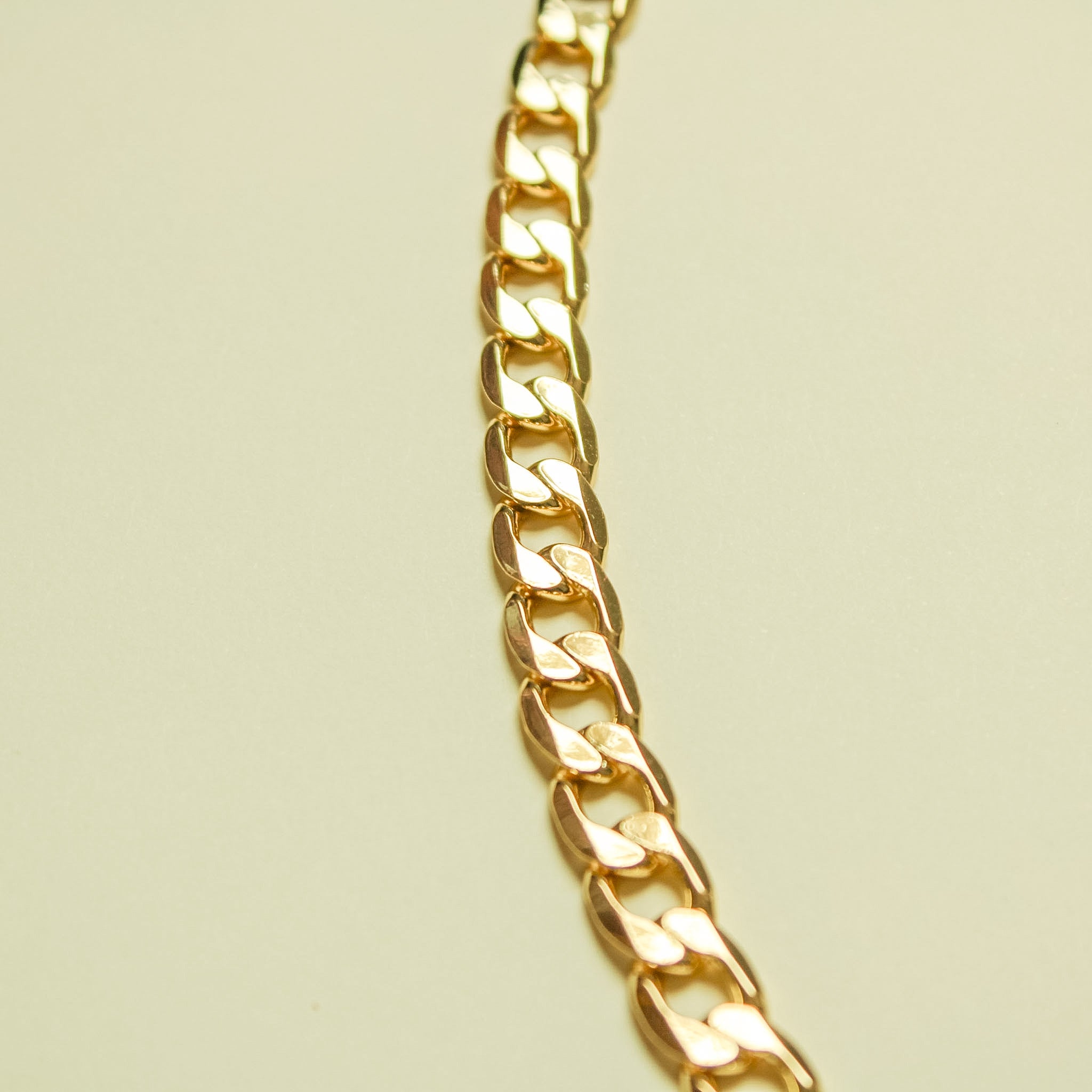 Chunky Cuban Link Chain Necklace 14K Gold — chain link angled close-up