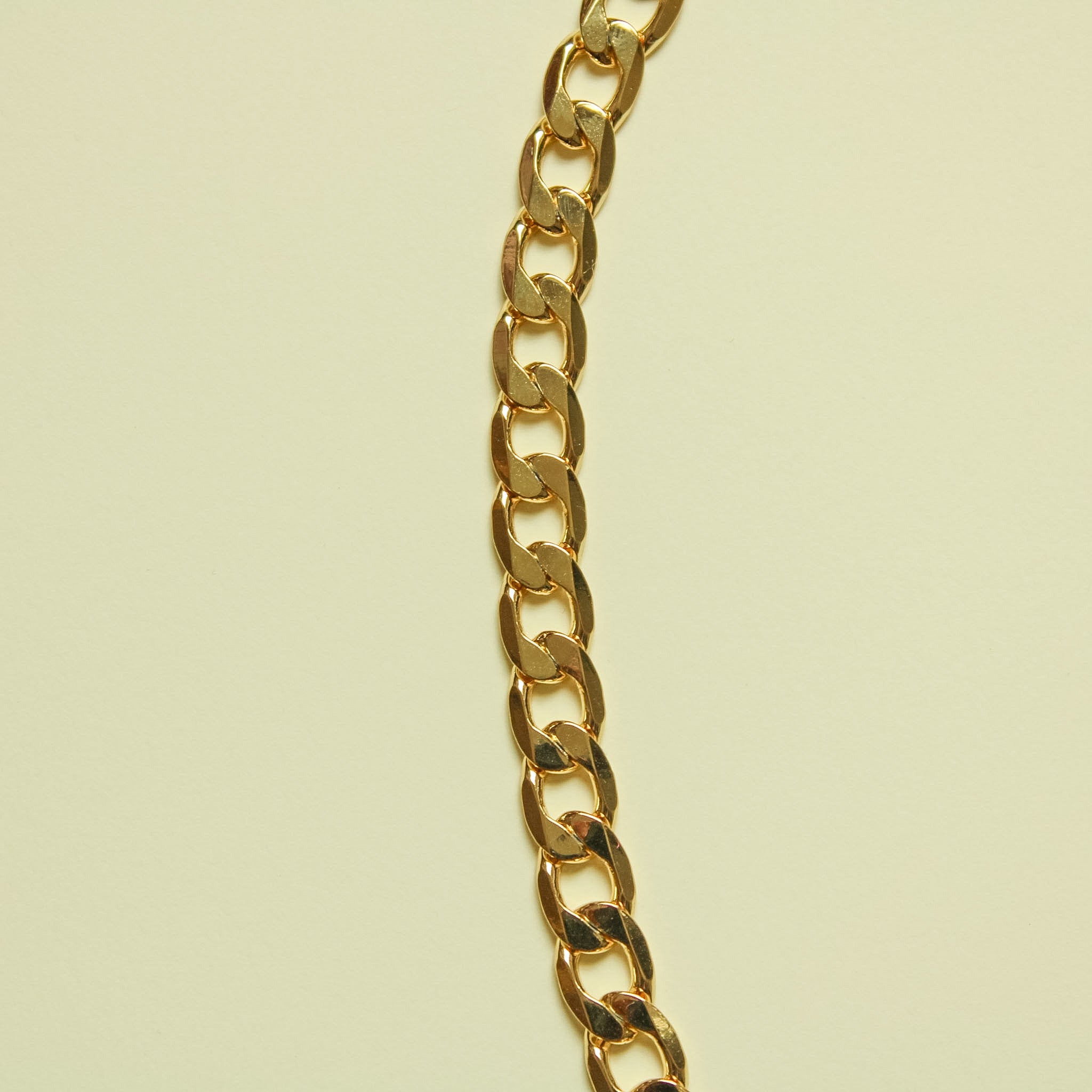 Chunky Cuban Link Chain Necklace 14K Gold — chain link close-up detail