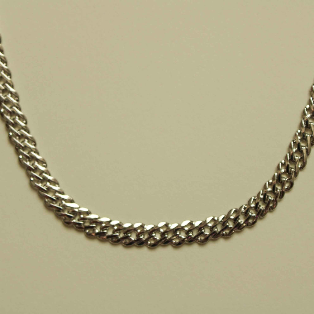 Chunky curb chain necklace, close-up of interlocking double links