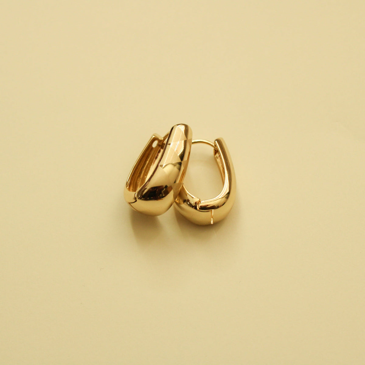 Chunky Oval Huggie Hoop Earrings — 14K Gold Plated - Séfan Jewelry