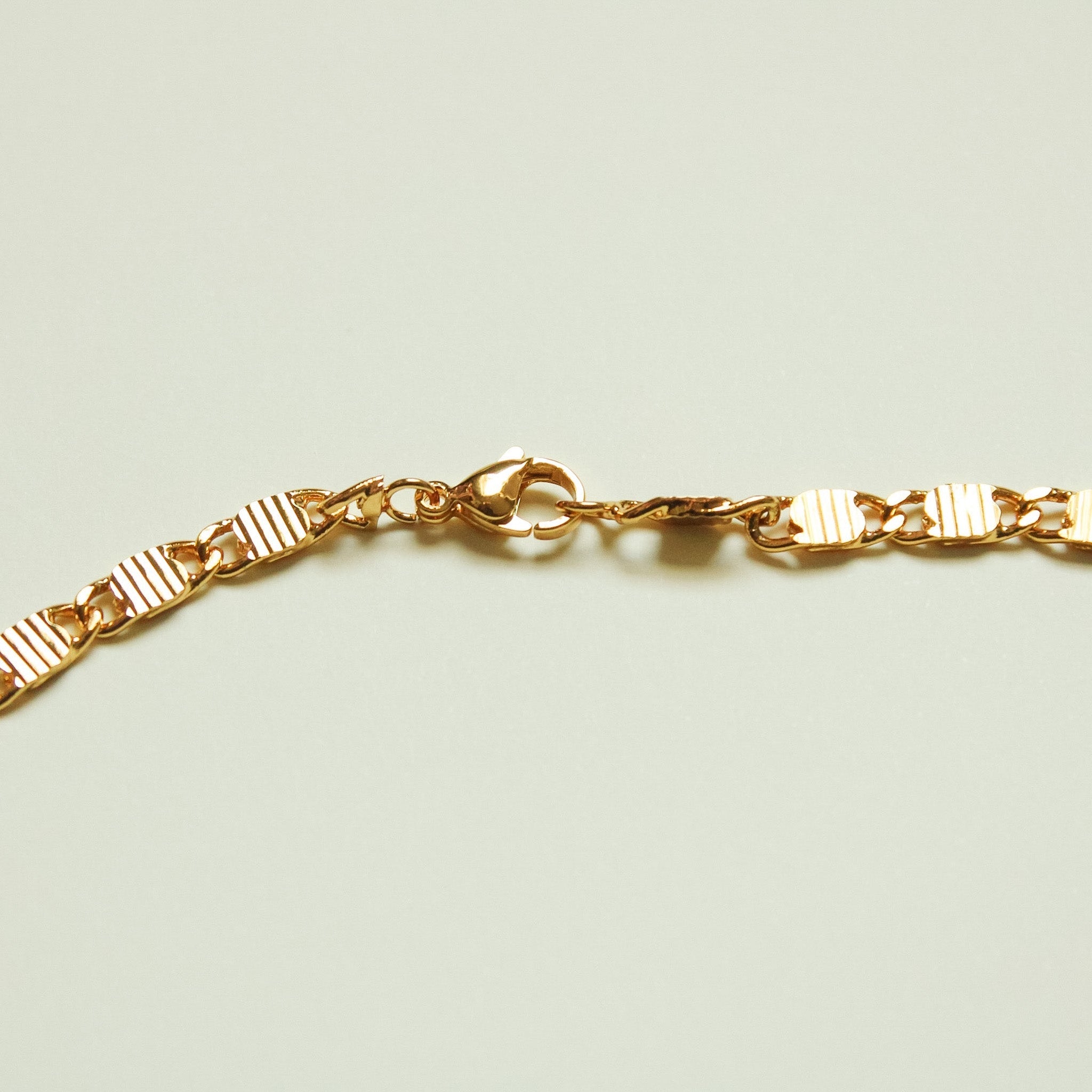 Gold-tone textured link chain necklace with lobster clasp and ring